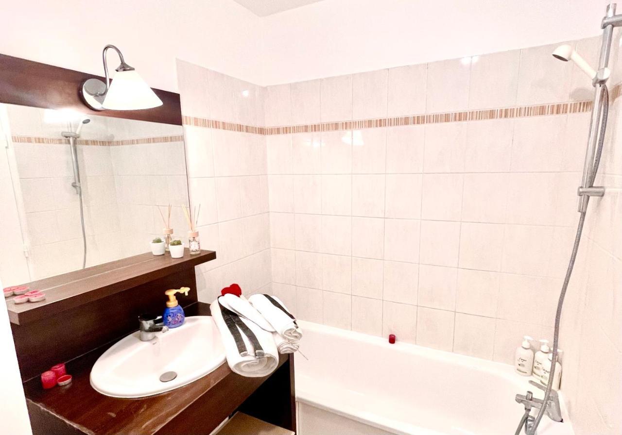 5 Min From Disneyland Cozy Retreat Apartment Montevrain Bagian luar foto