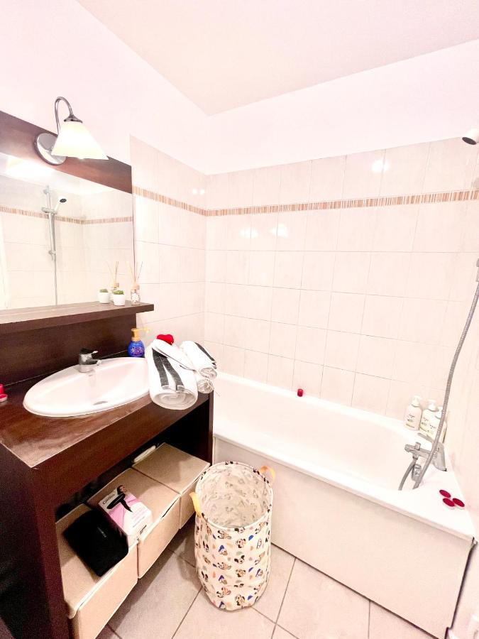 5 Min From Disneyland Cozy Retreat Apartment Montevrain Bagian luar foto
